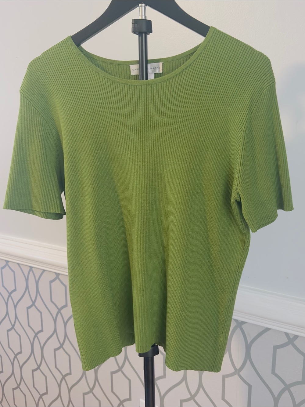 Garfield & Marks Womans Rib Knit Short Sleeve Top Green Silk Blend Blue Neckline